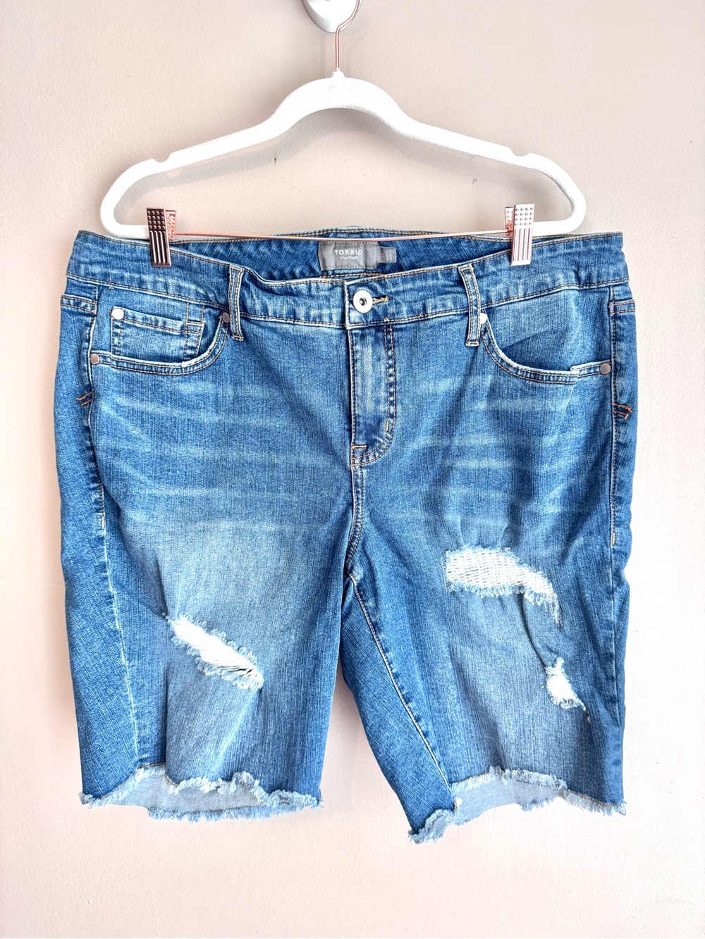 TORRID Feel The Fit Shorts High Rise Denim Jean Short Distressed Sz 16